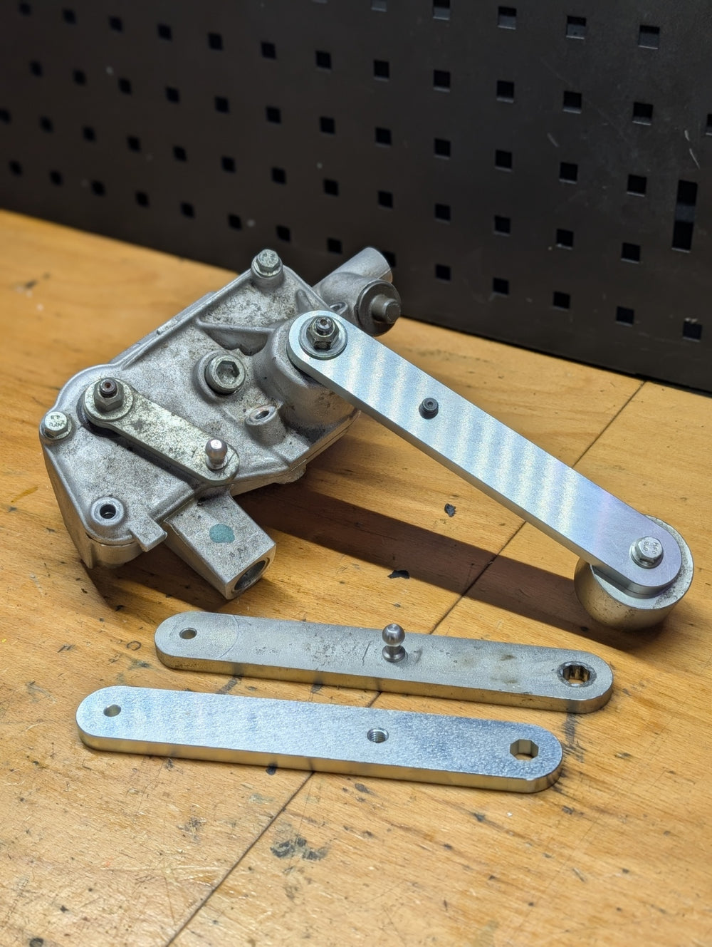 Vantage V8/V12 6 Speed short shift link arm